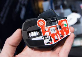 Den lille USB-dongelen har en egen plass under musen når den ikke er i bruk.