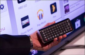 Fjernkontrollen til Google-TV-ene kommer med fullt tastatur. Legg også merke til Plex-logoen i bakgrunnen.