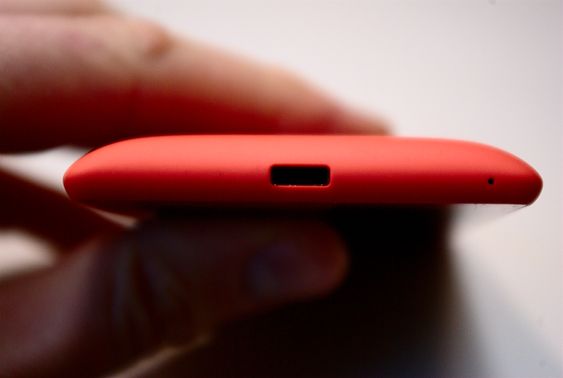 Puteformen gjør mobilen god å holde.