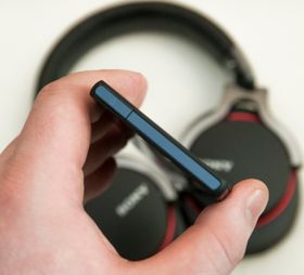 Slik ser toppen av telefonen ut. Under den vanntette luken finner du hodetelefonutgangen.