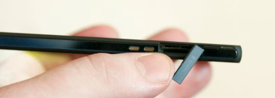 Her skjuler minnekortplassen seg. I tillegg har telefonen 16 gigabyte lagring innebygget.