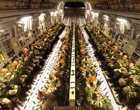 KLAR TIL HOPP: Lasterommet på en C-17 med fallskjermsoldater på vei til et treningshopp.
