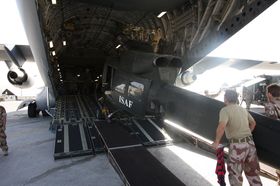 BELL I BUKEN: Oppdraget gikk ut på å bytte ut de norske Bell 412 helikopterne som gjorde tjeneste som ambulansehelikopter i Norwegian Aeromedical Detachement i Meymaneh.