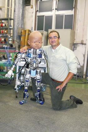 Dr. Javier Movellan poserer sammen med en uferdig versjon av Diego-san.