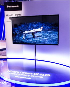56 tommer, OLED-panel og over åtte millioner piksler. Dette er en rekord.