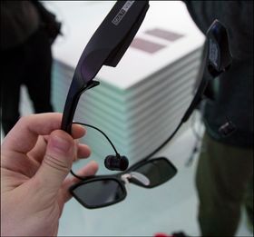 Ettersom de er aktive 3D-briller må de lades før bruk.