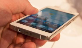 Huawei Ascend D2 er ikke egentlig vanntett - den er vannavvisende fra innerst til ytterst. Det betyr at du ikke trenger å skalke lukene før du tar telefonen med deg ut på joggetur i regnet.