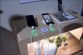 Satte vi mobilen på den lille klistrelappen fikk vi spørsmål om vi ville få TV-bildet på mobilen, eller mobilbildet på TV-en.