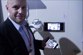 Christian Nilsson fra LG viser hvordan vi kunne sende bildet fra mobilen til kjøleskapsskjermen.