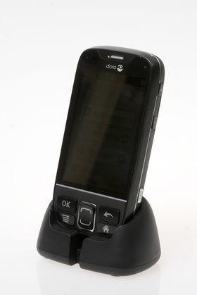 Den medfølgende dokkingstasjonen gjør at du slipper å fomle med USB-kabel for å få ladet telefonen.