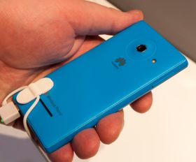 Slik ser baksiden av Ascend W1 ut.