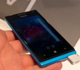 Telefonen har en liten leppe under skjermen.
