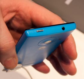 Toppen av Ascend W1, med låsetast og hodetelefonutgang.