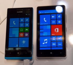 Skjermen på Ascend W1 imponerte oss ikke nevneverdig. Den fremstår som litt blass, og ikke spesielt lyssterk. Her er telefonen ved siden av Nokias Lumia 820.