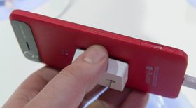 Lukene til SIM-kort og minnekort er på omtrent samme sted, nederst på hver sin side av telefonen.