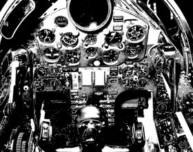 DETALJERT: Brukerhåndboka av U-2 inneholder detaljerte bilder fra flyets cockpit.