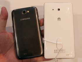 Jepp - den lille telefonen ved siden av er "kjempen" Galaxy Note II.