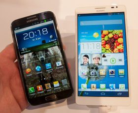 Huawei Ascend Mate har 0,6 tommer større skjerm enn Samsungs Galaxy Note II.