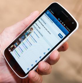 Facebook kjører som en web-app på Ubuntu slik det er i dag. Canonical gjør et stort poeng av at web-apper kan installeres sammen med vanlige apper i menyene. I realiteten kan du gjøre liknende ting, ved å plassere dem som snarveier på hjemmeskjermene også i Android og iOS.