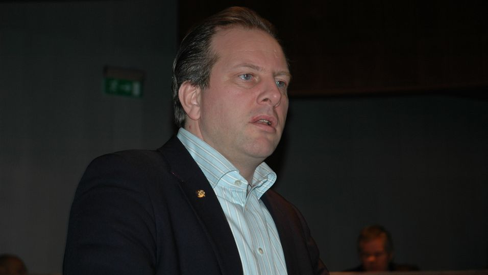 <p>Seniorr&aring;dgiver Jarl Fjerdingby i Samferdselsdepartementet avviser at Tele2 sitter p&aring; informasjon om dividende-auksjonen som ikke er blitt de andre akt&oslash;rene til del.</p>