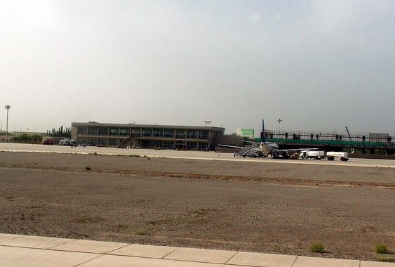KASHGAR LUFTHAVN: På denne flyplassen lander det nye fly flere ganger om dagen. Passasjerene har godt utsyn til «de mystiske strukturene» bare noen kilometer unna. Neppe et sted du ville anlagt en hemmelig base.