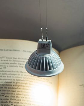Denne lampen både holdes oppe og får strøm fra CNT-tråder.