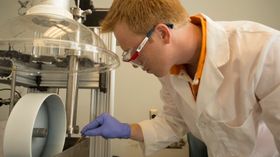 Rice-studenten Dmitri Tsentalovich med den eksperimentelle spinnemaskinen.