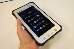 Panasonic Toughpad JT-B1 ser ganske tykt og klumpete ut, men veide mindre enn vi hadde trodd.