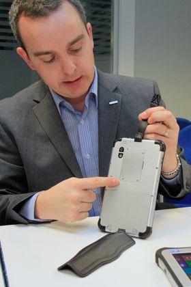 Europeisk produktsjef i Panasonic, John Tucker, viser hvordan remmen på baksiden av Toughpad JT-B1 kan tas av.