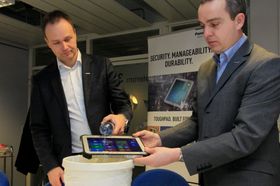 Erik Finstad og europeisk produktsjef i Panasonic, John Tucker, demonstrerer at Windows 8-nettbrettet Panasonic Toughpad FZ-G1 holder vann.