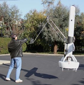 DARPA har mange jern i ilden. De har blant annet vært med på å utvikle denne flyvende dronen som har en lang klo.