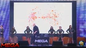Kim Dotcom lanserte Mega omgitt av dansere i militær-aktige uniformer.