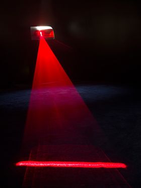 Laserlys lyser ned på veien.