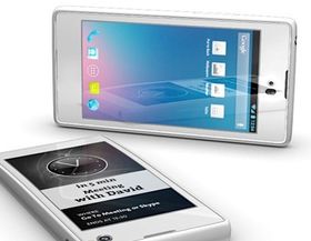 YotaPhone har også skjerm på begge sider, men den kan ikke brettes utt.