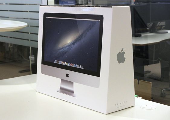 Apple iMac pakket ned. Bildet på esken er i naturtro størrelse.