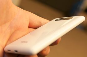 Slik ser Lumia 820 ut fra siden.