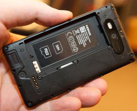 Du kan bytte både batteri og minnekort.