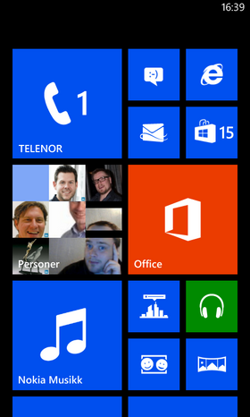 Slik ser hjemmeskjermen i Windows Phone 8 ut. Firkantene kalles fliser, og enkelte av dem endrer innhold fra tid til annen.