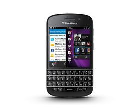 Q10 likner mer på de BlackBerry-telefonene vi har sett før. Her får du en berørigsskjerm med et stort fulltastatur under.