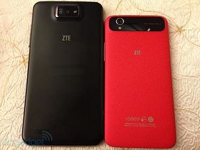 ZTE Grand Memo ved siden av en rød ZTE Grand S.