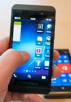 Selve app-menyen er ganske tradisjonelt utformet. I stedet for hjemmeskjermer har imidlertid Z10 en funksjon som kalles Flow. Den ligger sammen med app-menyen, og ikonet er synlig nederst som fire prikker satt sammen til et kvadrat.