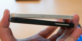 BlackBerry Z10 nederst, Apple iPhone 5 øverst.