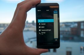 Peek gir deg en oversikt over hva som ligger bak appen du kjører, inkludert varslinger fra ulike sosiale nettverk, SMS-funksjonen og e-postklienten.