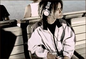 Husker du denne karen? Bruken av en Sony Minidisc-spiller i Boomfunk MCs musikkvideo skapte mye blest om formatet i sin tid.