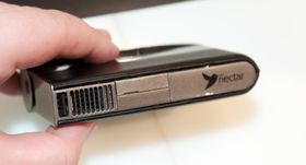 Brenselscellen har et kombinert luftinntak og eksossystem ved siden av USB-porten.