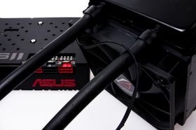 Asus' dobbeltkjernede ROG Ares II kom utstyrt med en lukket vannkjølingssløyfe.