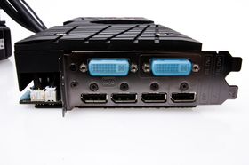 Du har et vell av utganger på Asus ROG Ares II – men ingen HDMI.