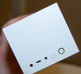 En egen knapp for paring gjør Jambox BIG svært enkel å koble til.