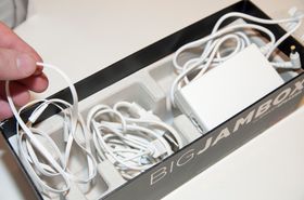 Alt av kabler du trenger følger med. Bunnen av esken skjuler en lader, Micro-USB-kabel og minijack-kabel.
