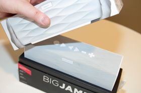 Det merkes at Jambox BIG er en designhøyttaler alt fra du åpner esken.
